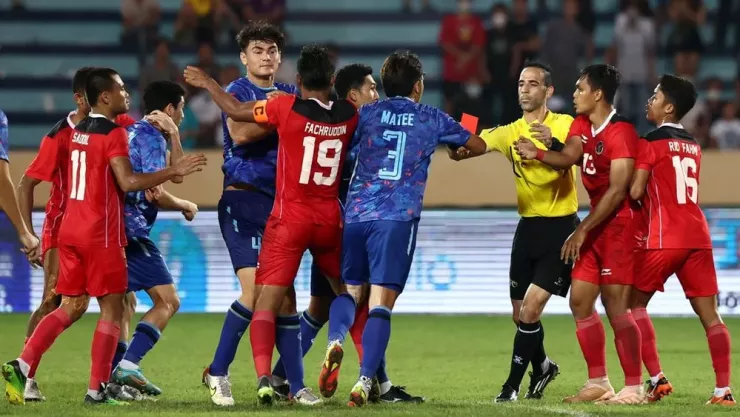 Indonesia và Thái Lan giành vàng, bạc SEA Games 32 trong trận chung kết có nhiều thẻ đỏ. Ảnh: CCT.