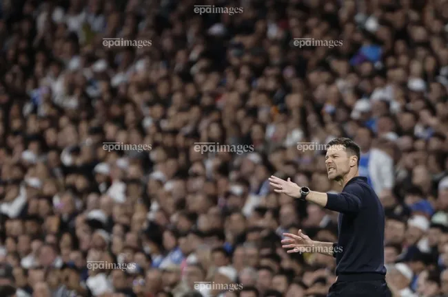 HLV Xabi Alonso hài lòng với chiến thắng đối thủ lớn Barcelona để duy trì ngôi đầu bảng. Ảnh: EPA.