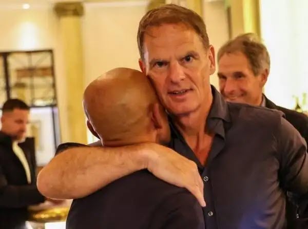 Frank De Boer gặp gỡ Simon Tahamata, cuộc gặp khiến dư luận Indonesia tò mò