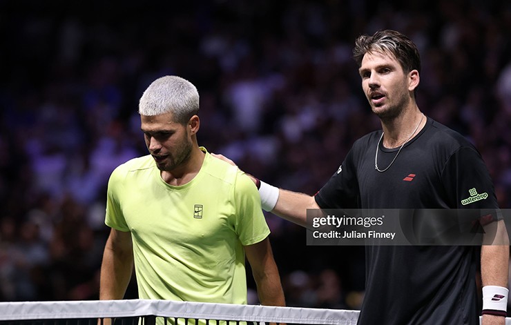 Tay vợt số 1 thế giới Carlos Alcaraz nhận thất bại trước Cameron Norrie tại vòng 2 Paris Masters 2025