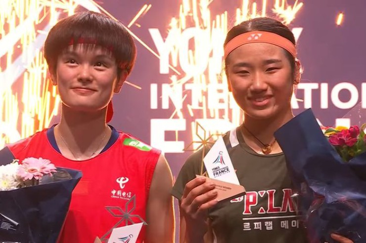 An Se Young (bên phải) hạ tay vợt số 1 Trung Quốc&nbsp;Wang Zhi Yi (bên trái) sau 30 phút ở chung kết French Open