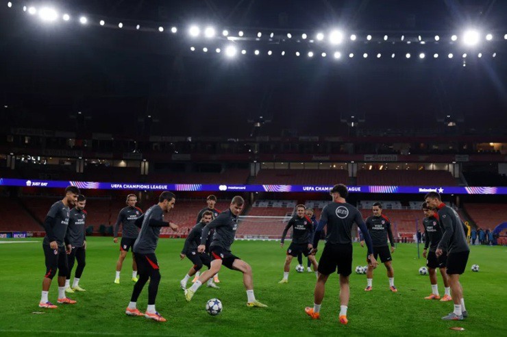 Atletico Madrid tập luyện làm quen sân Emirates