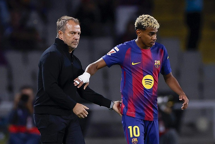 Ban lãnh đạo Barcelona được cho là đã yêu cầu HLV Flick để Yamal ra sân ngay từ đầu trước PSG