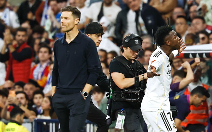 Vinicius tỏ thái độ bực tức khi bị HLV Alonso thay ra ở Siêu kinh điển cuối tuần qua