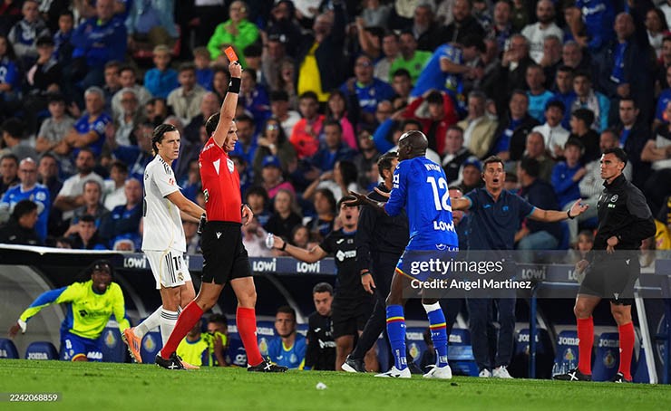Các fan Getafe giận dữ với thẻ đỏ của Nyom