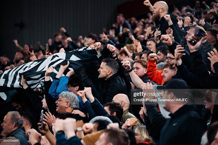 Dàn sao MU ăn mừng cuồng nhiệt như vô địch, tự hào chiến tích hạ gục Liverpool - 4