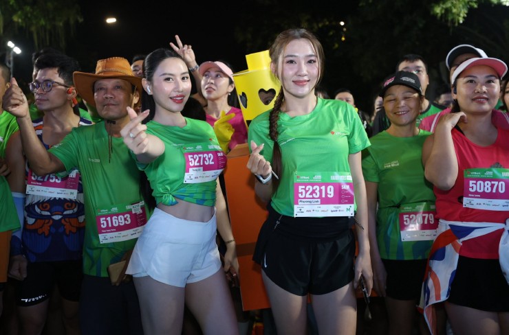 Nữ gymmer nổi bật với chiếc quần trắng, gương mặt rạng ngời&nbsp;