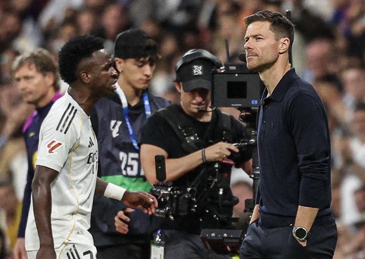 Vinicius tỏ thái độ bực tức khi bị HLV Alonso thay ra ở Siêu kinh điển vừa qua