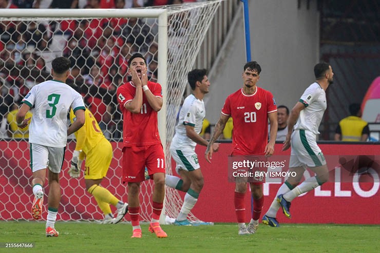 ĐT Indonesia (áo đỏ) không thể giành vé dự vòng chung kết World Cup 2026