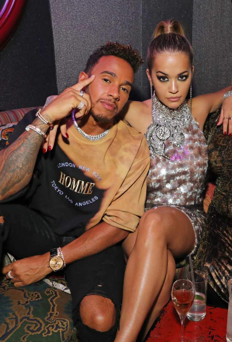 Rita Ora chênh 6 tuổi