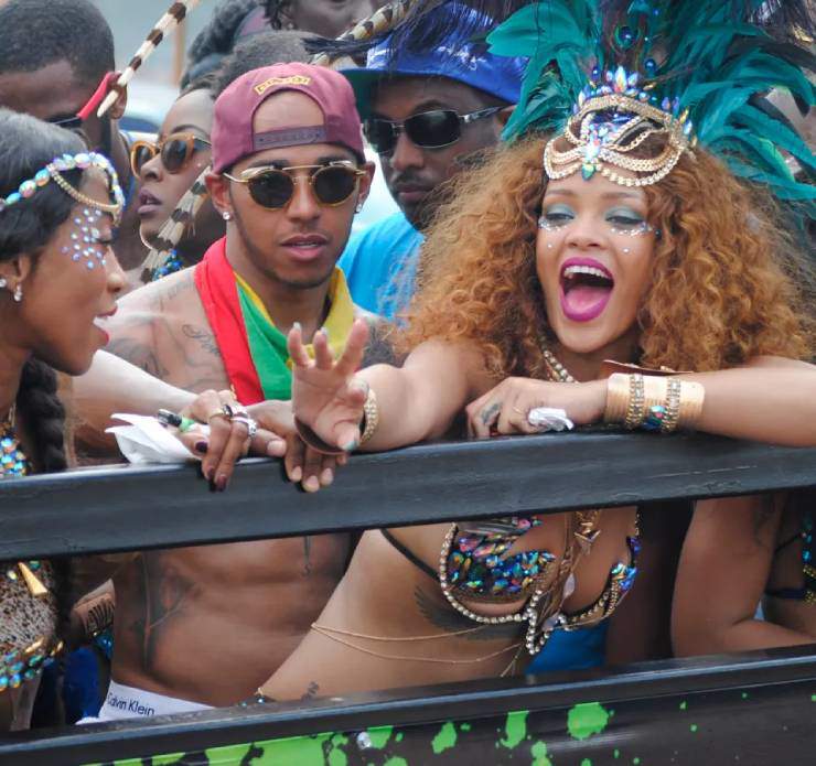 Rihanna kém hơn Hamilton 3 tuổi