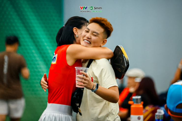Bình Rafa (bên phải) và Hằng Adam đã có những trao đổi ở giờ nghỉ, sau đó đội Hằng Adam "lật ngược thế cờ" giành chiến thắng