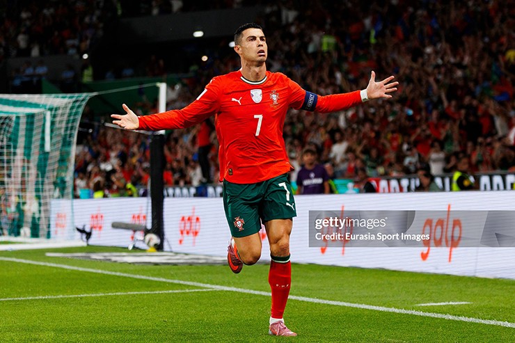 Ronaldo vượt qua Messi trở thành cầu thủ có giá trị thương mại cao nhất hành tinh năm 2025