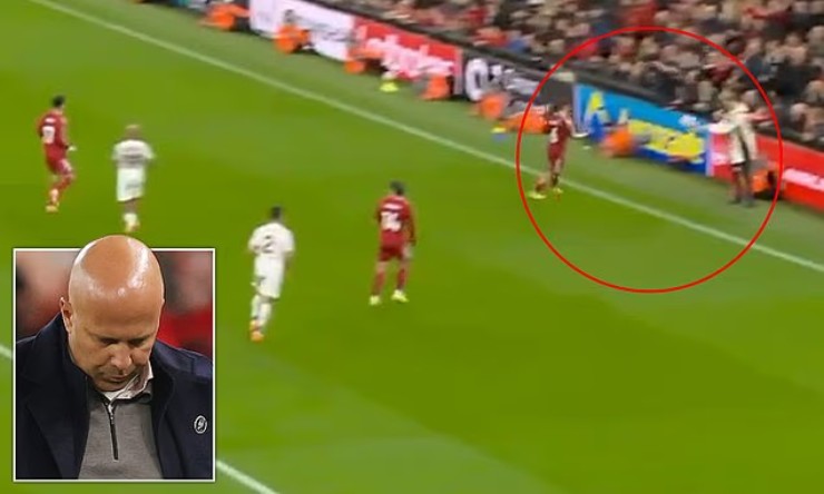 Liverpool bị "soi" vì liên tục vi phạm quy định về ném biên ở trận gặp MU&nbsp;