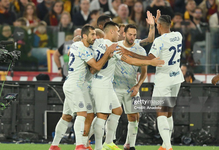 Inter Milan tạm vươn lên&nbsp;dẫn đầu Serie A sau chiến thắng trước Roma