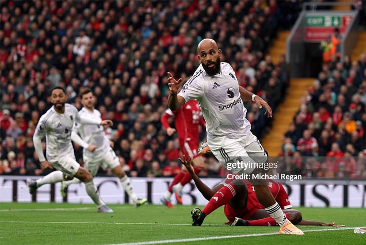 Mbeumo trừng phạt Liverpool
