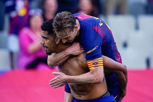 De Jong kiến tạo cho Araujo lập công hạ Girona. 2 cầu thủ không sở trường tấn công lại thể hiện hiệu quả khi dâng cao