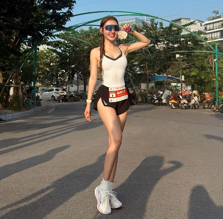 Nữ HLV fitness có vóc dáng nóng bỏng cùng vòng ba 98 cm