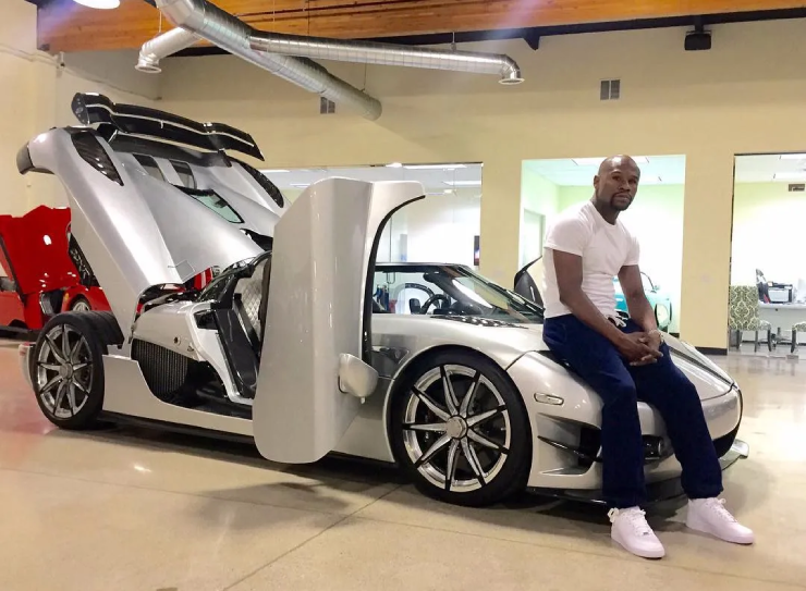 Mayweather&nbsp;luôn gắn liền với những hình ảnh xa hoa, biệt thự, máy bay, siêu xe, khoe tiền...