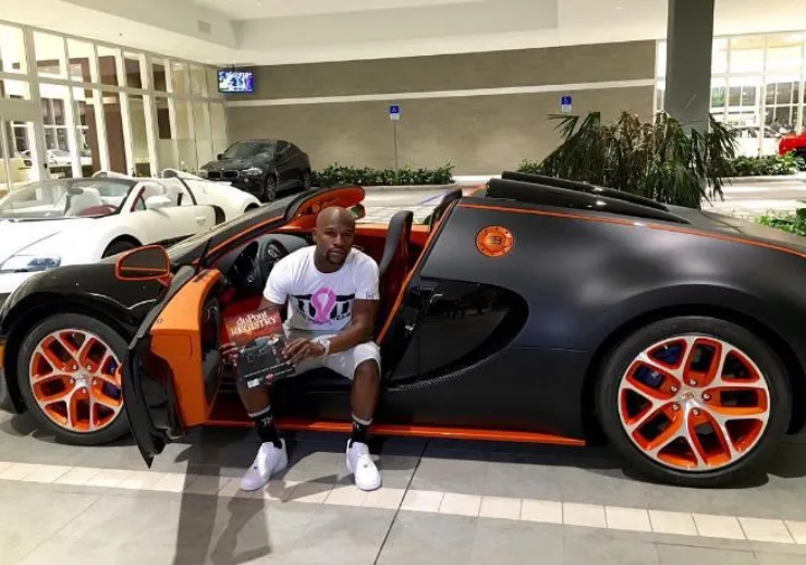 Mayweather&nbsp;luôn gắn liền với những hình ảnh xa hoa, biệt thự, máy bay, siêu xe, khoe tiền...