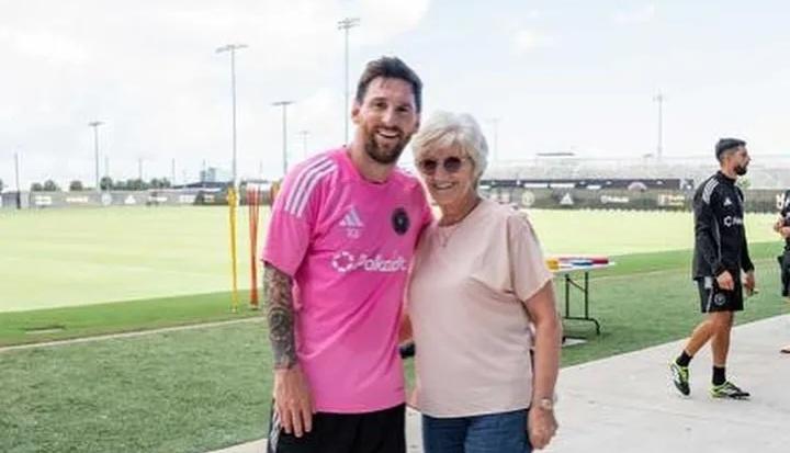 Messi va me Beckham anh 1