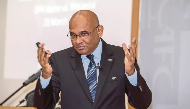 Tổng thư ký AFC Datuk Seri Windsor Paul John cho biết sẽ có hành động pháp lý với bóng đá Malaysia sau khi FIFA ra phán quyết cuối cùng. ẢNH: AFP