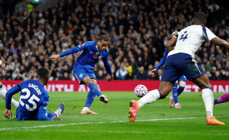 4 cầu thủ Tottenham để một mình Caicedo đuổi và cướp bóng trong vòng cấm