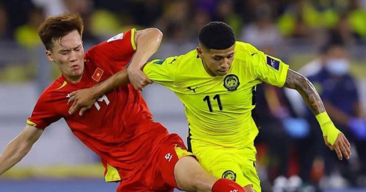 Imanol Machuca (áo vàng) cũng rơi vào tình cảnh tương tự