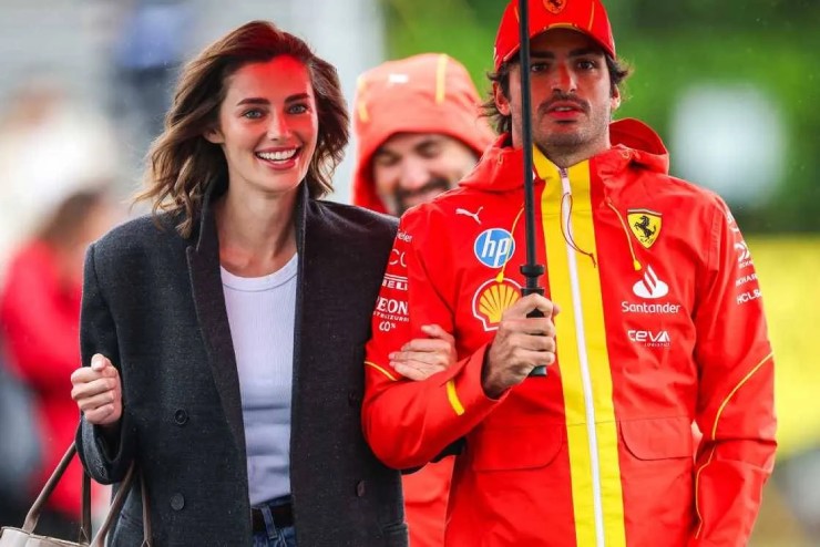 Carlos Sainz Jr và bạn gái người mẫu Rebecca