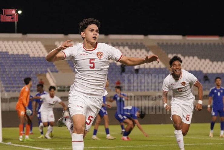 Matthew Baker, trung vệ "thép"&nbsp;của đội hình U17 Indonesia cũng có khả năng đánh đầu ghi bàn