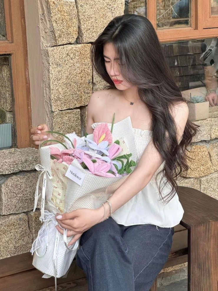 Thanh Nhã mạnh mẽ trên sân bóng, dịu dàng ngoài đời thực&nbsp;
