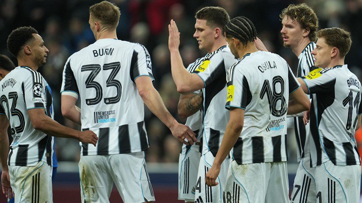 Newcastle sẽ đối đầu với Chelsea hoặc Barcelona ở vòng 1/8