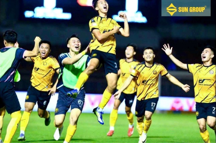 Mặc dù có nhiều khó khăn bủa vây CLB Đông Á Thanh Hóa nhưng 2 trận đấu vừa qua, các "chiến binh" Lam Sơn vẫn chiến đấu hết mình trong màu áo xứ Thanh.