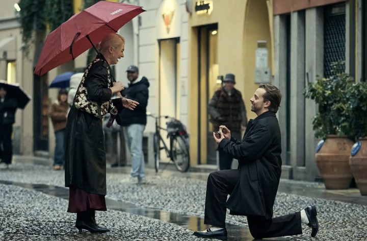 Jean-Luc Baker cầu hôn Olivia Smart giữa lòng Milano. (Nguồn: @jeanlucbaker/Instagram)