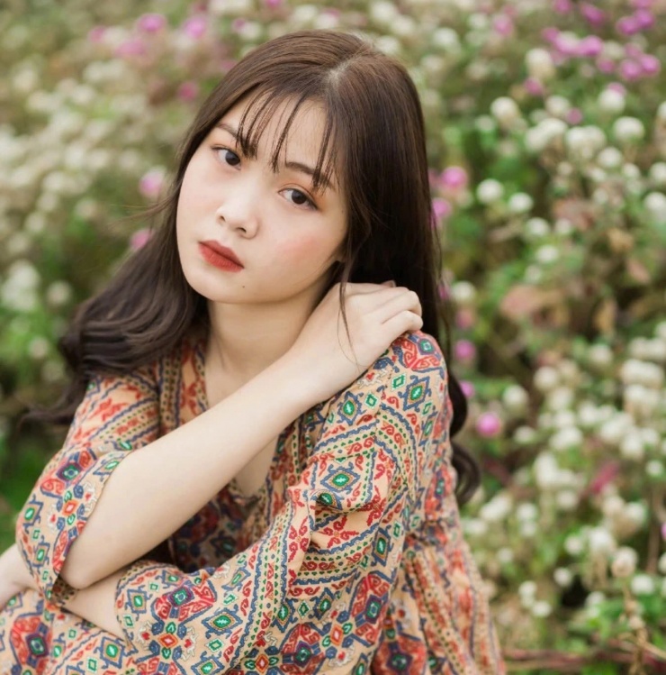 Bạn gái Văn Khang tên Tú Anh, được khen ngợi có vẻ ngoài ưa nhìn. Cô hiện là sinh viên trường Đại học Kinh tế Kỹ thuật Công nghiệp (Hà Nội).