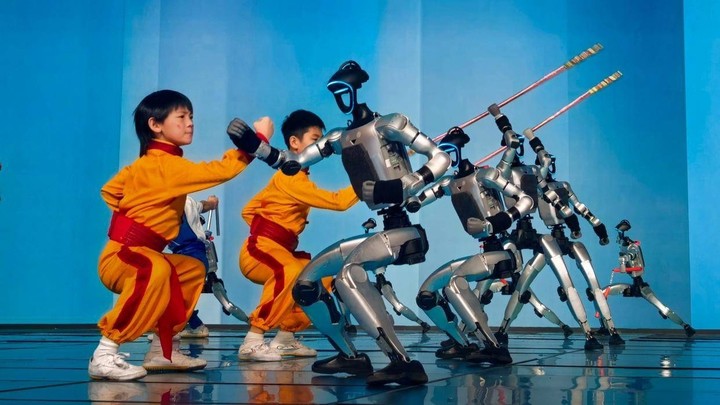 Các võ sinh nhí đối luyện với robot trên sân khấu của Gala Xuân Vãn 2026