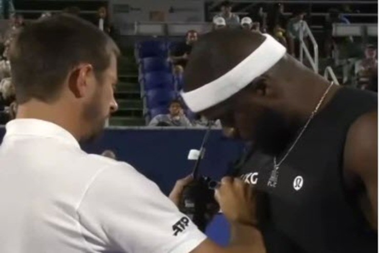 Logo nhà tài trợ trên áo của Tiafoe bị trọng tài lấy bút che đi