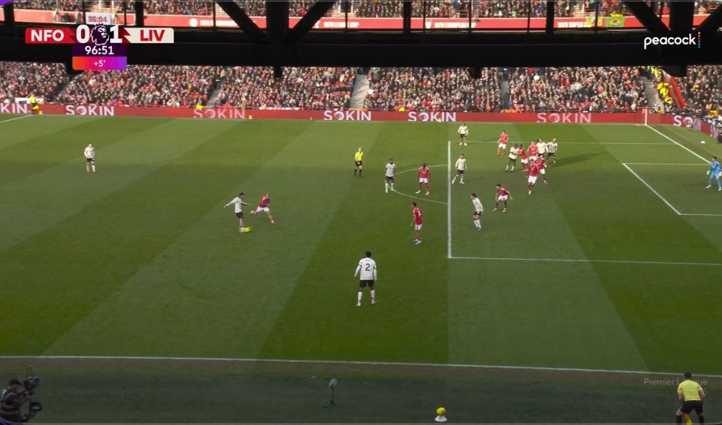 Pha bóng dẫn đến bàn thắng của Liverpool gây tranh cãi lớn khi Van Dijk đã nhô hẳn người xuống