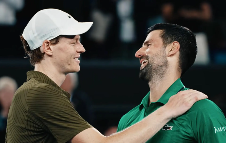 38 tuổi, Nole vẫn có cách riêng để đánh bại đối thủ hàng đầu, Jannik Sinner (bên trái)