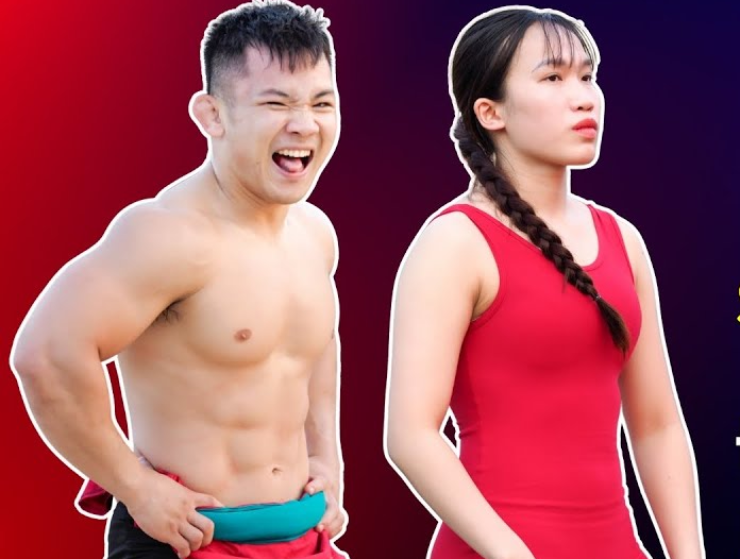 Hồng Sơn (bên trái) có vinh dự đấu với nhiều hotgilr làng vật, trong đó có Hòa "Bưởi" (bên phải)