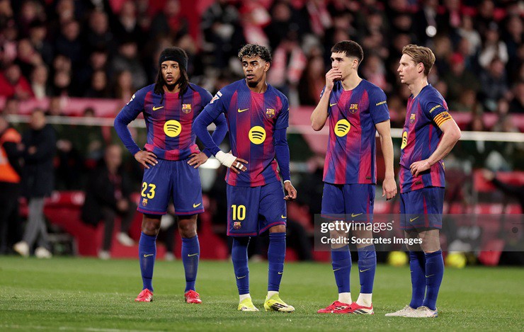 Barcelona bị tụt lại 2 điểm so với Real Madrid trong cuộc đua vô địch La Liga