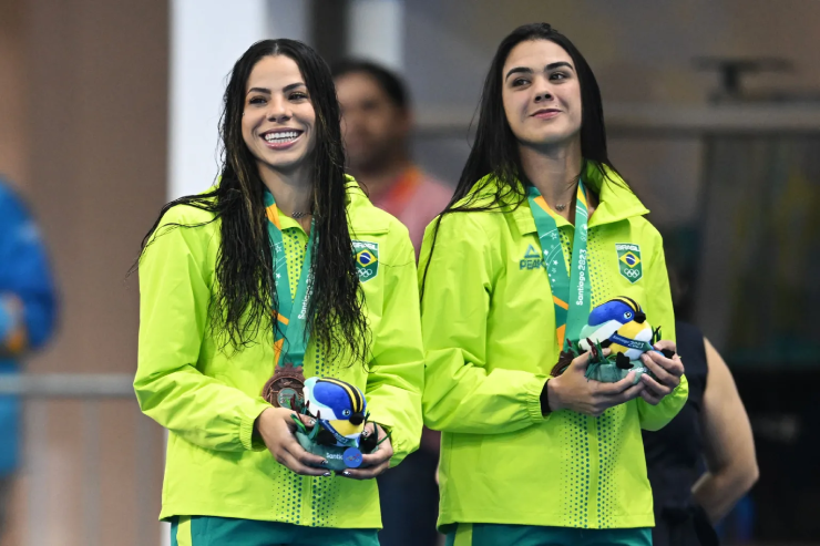 Ingrid De Oliveira (bên trái) và Giovanna Pedroso (bên phải) của Brazil nhận HCĐ Olympic 2016 và Giovanna cho rằng nguyên nhân đến từ đời sống tình cảm của Ingrid