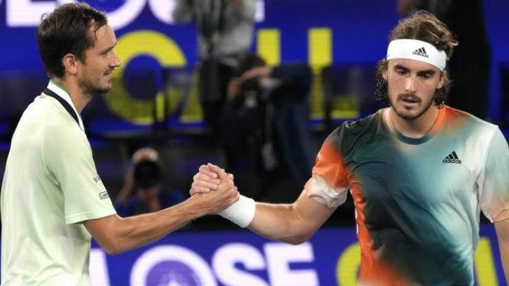 Tsitsipas (bên phải) bị đánh giá thấp hơn ở lần chạm trán này 