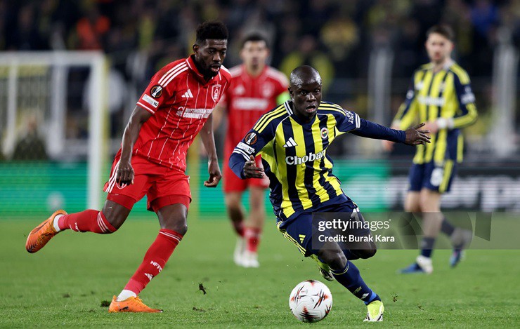 Kante bất lực trước cường độ pressing của Nottingham Forest