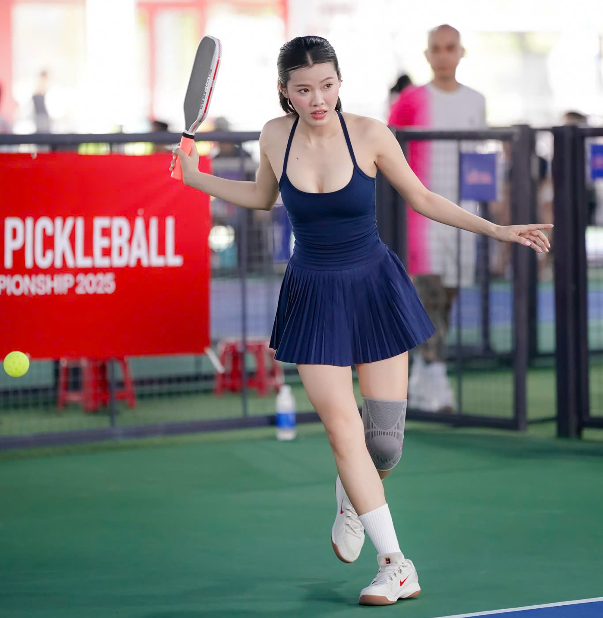 “Tôi rất đam mê pickleball nên hầu hết các ngày trong tuần, có thời gian là tôi lại đi tập và thi đấu. Có lẽ vì vậy mà tôi có được sự tiến bộ nhanh hơn. Tuy nhiên, có thể tôi chỉ nhỉnh hơn đôi chút so với một số bạn nữ KOL hiện nay còn thi đấu bán chuyên hay chuyên nghiệp thì vẫn còn một khoảng cách rất xa. Vì vậy tôi cũng khá bất ngờ khi hiện nay, tôi bị kiện về trình ở một số giải”, Cao Quyên chia sẻ.