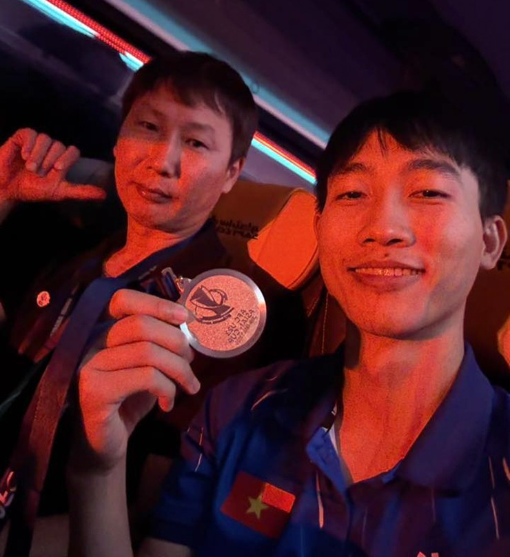 Đỗ Anh Văn cùng HLV Kim Sang Sik khoe tấm huy chương đồng ở giải U23 châu Á 2026. Ảnh NVCC