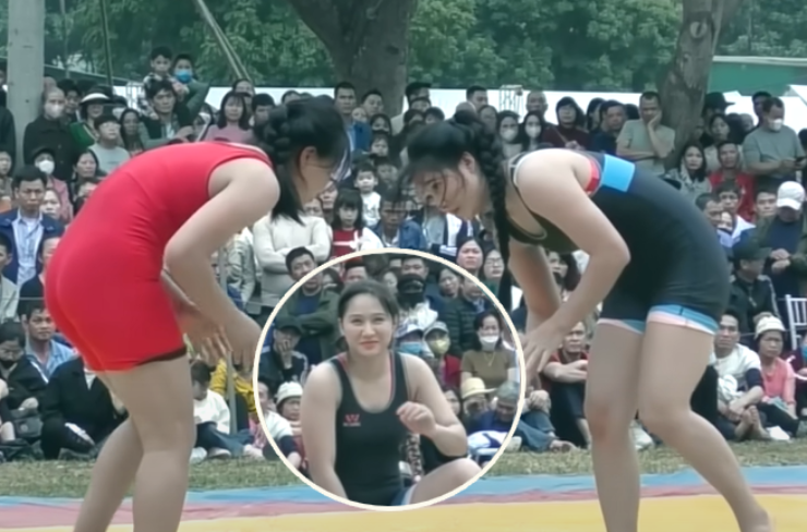 Đặng Thị Linh (trang phục đen) ví là "bông hoa" trên sới vật&nbsp;